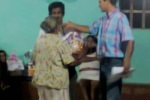 Remise des paniers garnis aux mamans gagnantes du tirage au sort, fête des mères du 12 mai 2013